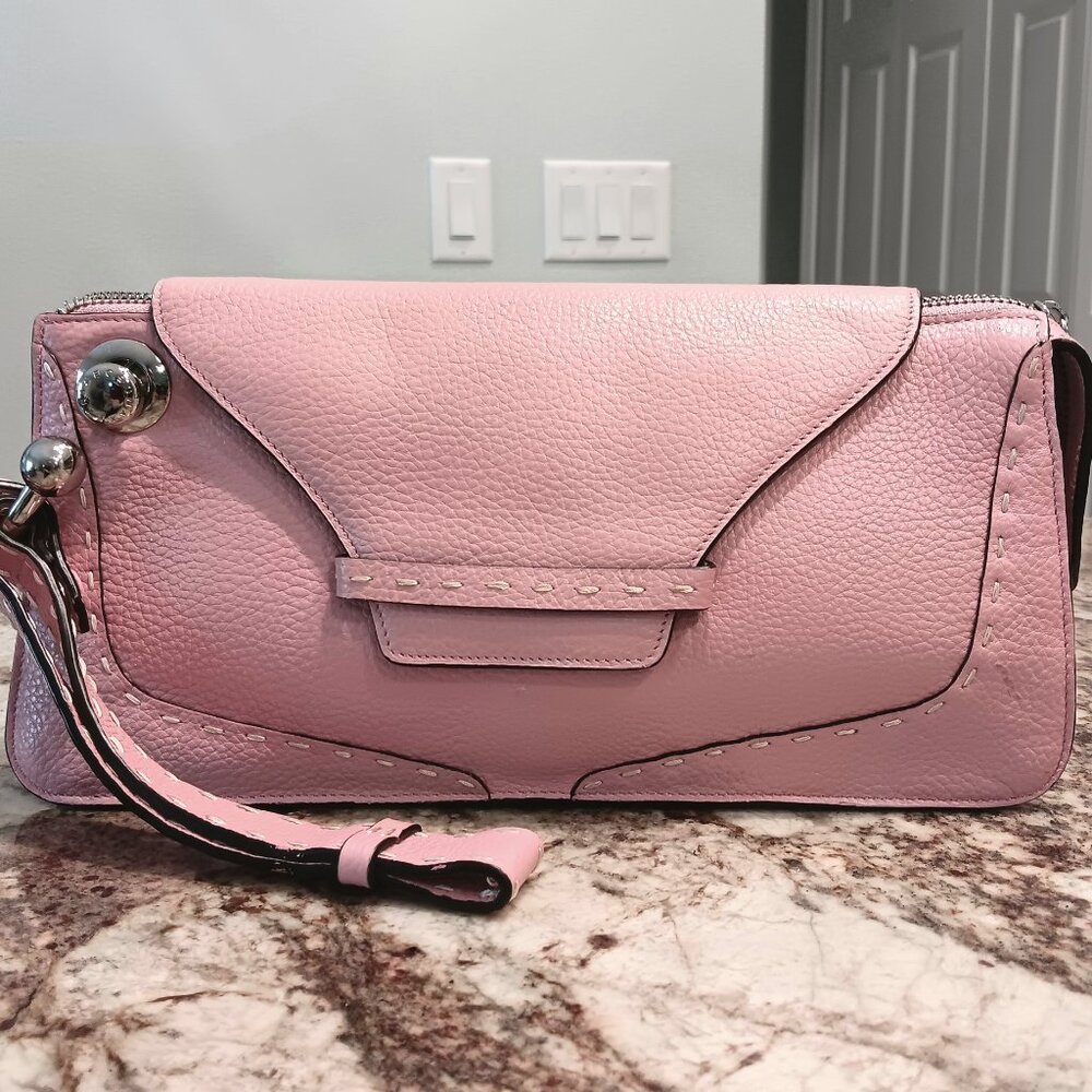 LIKE NEW 💥 BEAUTIFUL BCBGMAXAZRIA DUSTY PINK WRISTLET CLUTCH BAG